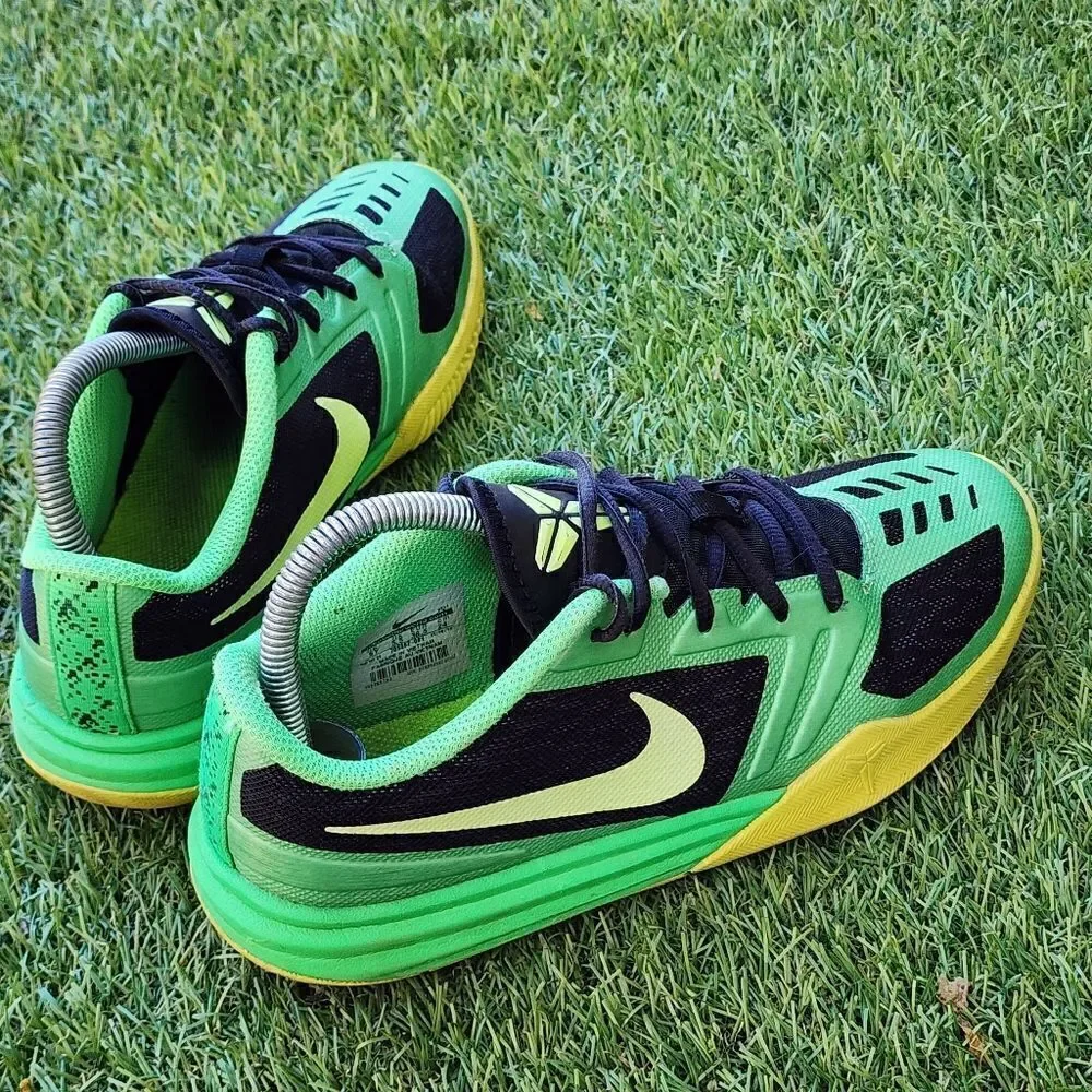 NIKE KOBE MENTALITY GS - Kids Sneakers - SIZE 6.Y